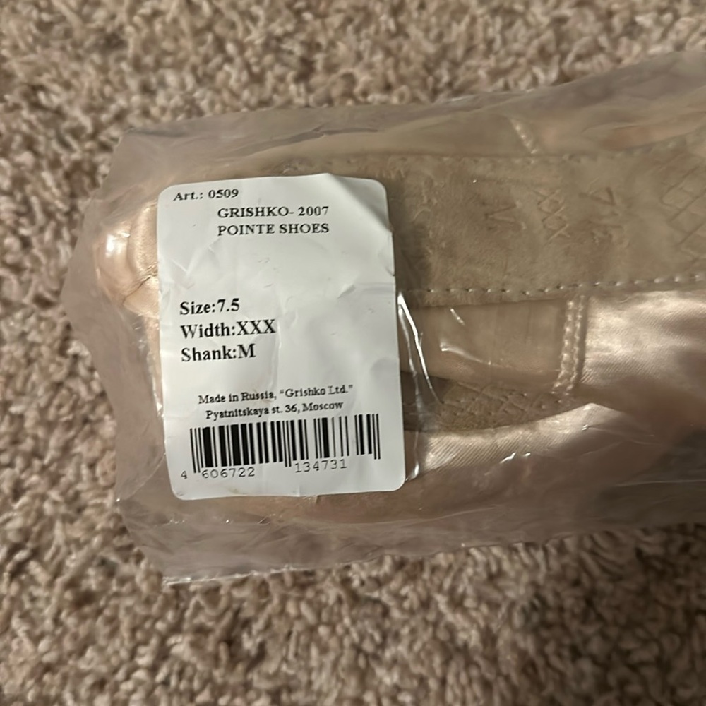 Pointe shoes: grishko 2007 size 7.5 width XXX shank M